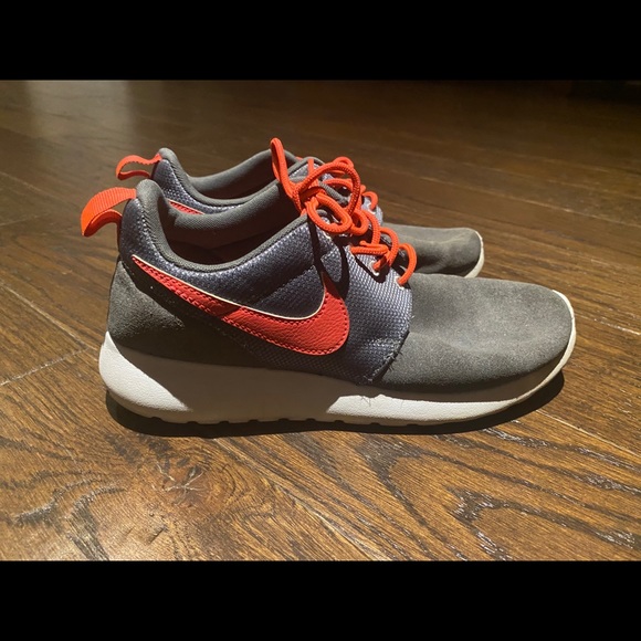 Nike shoes - Picture 1 of 3